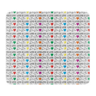 LOVE ist LOVE Gleichheitszitat in Regenbogenfarben Schneidebrett