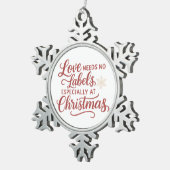 Love Needs No Labels — Especially at Christmas Schneeflocken Zinn-Ornament (Rechts)