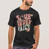Love Never Fails With Words on Back Aesthetic Tren T-Shirt (Vorderseite)