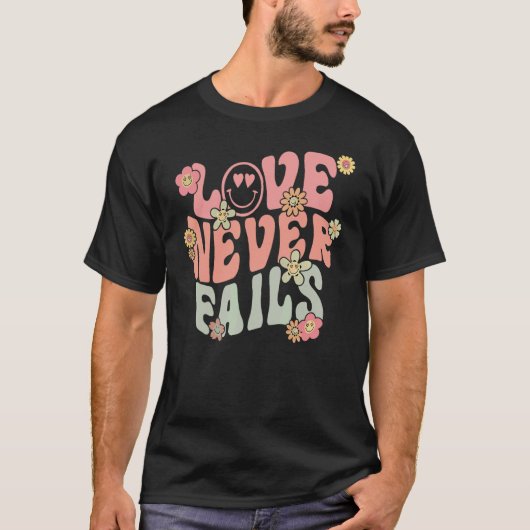 Love Never Fails With Words on Back Aesthetic Tren T-Shirt (Vorderseite)