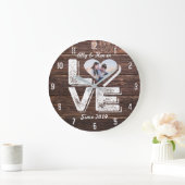 Love Rustic Woodland Photo Heart Frame Monogram Große Wanduhr (Zuhause)