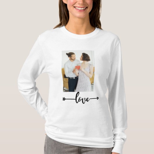 Love Script with Arrow – Romantic Couple Tee (Vorderseite)