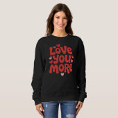 Love You More – Cute Romantic Valentine Sweatshirt (Vorne ganz)