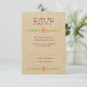Lovebird Owls auf Burlap Wedding RSVP Karte (Stehend Vorderseite)