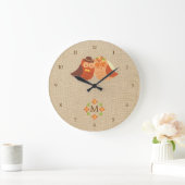 Lovebird-Owls auf der Burlap Monogram-Uhr Große Wanduhr (Zuhause)