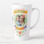Loved Beyond Measure - Custom Photo & Text Floral Milchtasse (Rechts)