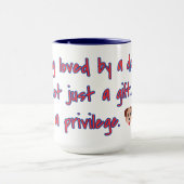 Loved by a Dog Gift & Privilege Quote Tasse (Zentrum)