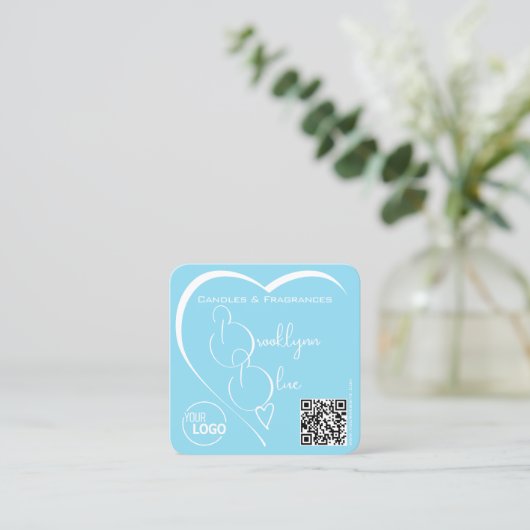 Lovely Sky Blue and White Heart mit Logo QR Code Quadratische Visitenkarte (Stehend Vorderseite)