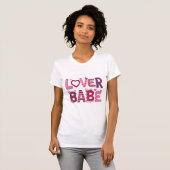 Lover Babe Patchwork Letter Design – Cute Pink Val T-Shirt (Vorne ganz)