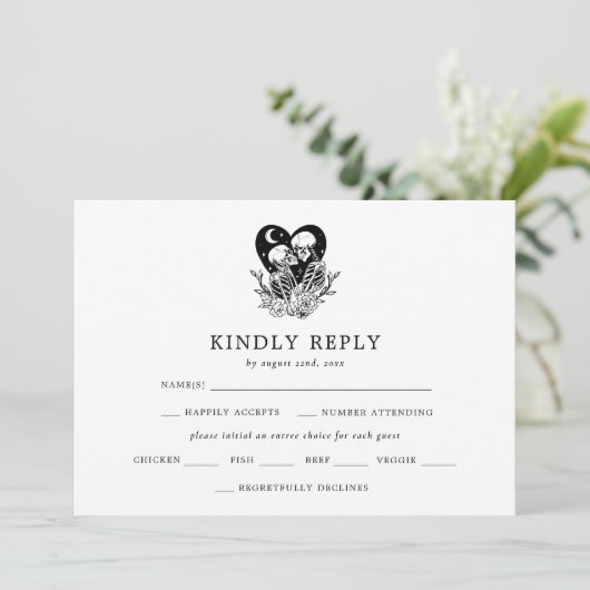 Lovers Until Death Skeletons & Roses Wedding RSVP Einladung (Stehend Vorderseite)