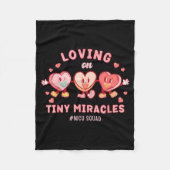 Loving On Tiny Miracles Nicu Squad Valentines Neon Fleecedecke (Vorderseite)
