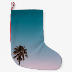 Low-angle Foto von drei Palmen unter Blu Kleiner Weihnachtsstrumpf