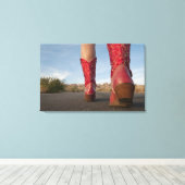 Low-angle-View der Frau, die Cowboystiefel trägt Leinwanddruck (Insitu (Holzboden))