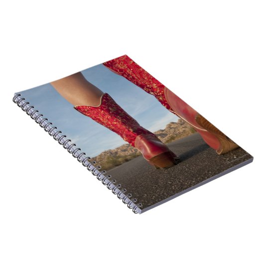 Low-angle-View der Frau, die Cowboystiefel trägt Notizblock (Rechte Seite)