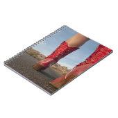 Low-angle-View der Frau, die Cowboystiefel trägt Notizblock (Linke Seite)