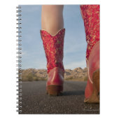Low-angle-View der Frau, die Cowboystiefel trägt Notizblock (Vorderseite)