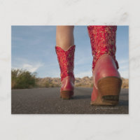 Low-angle-View der Frau, die Cowboystiefel trägt