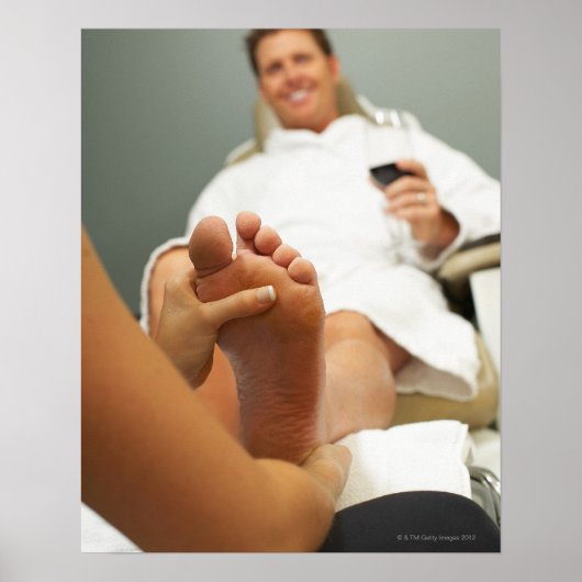 Low angle view of man receiving foot massage poster (Vorne)