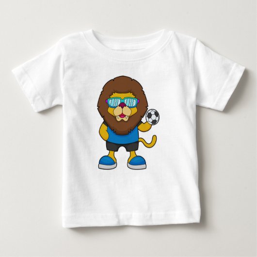 Löwe als Fußballspieler mit Fußball Baby T-shirt (Vorderseite)