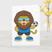 Löwe als Fußballspieler mit Fußball Karte (Gelbe Blume)
