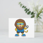 Löwe als Fußballspieler mit Fußball Postkarte (Stehend Vorderseite)