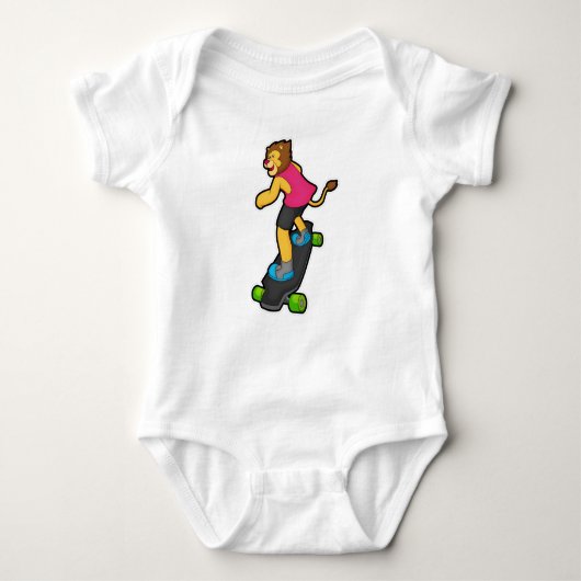 Löwe als Skateboarder mit Skateboard Baby Strampler (Vorderseite)