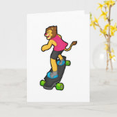 Löwe als Skateboarder mit Skateboard Karte (Gelbe Blume)