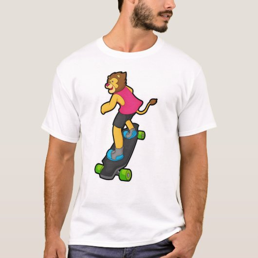Löwe als Skateboarder mit Skateboard T-Shirt (Vorderseite)