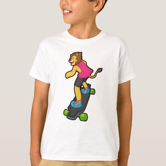 Löwe als Skateboarder mit Skateboard T-Shirt (Vorderseite)