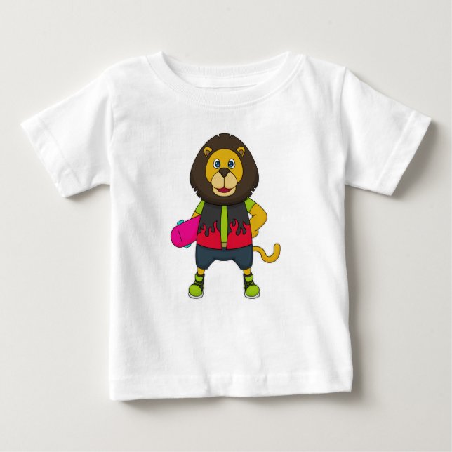 Löwe als Skater mit Skateboard Baby T-shirt (Vorderseite)