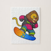Löwe als Snowboarder mit Snowboard Puzzle (Vertikal)