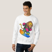 Löwe als Snowboarder mit Snowboard Sweatshirt (Vorne ganz)