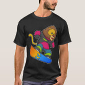 Löwe als Snowboarder mit Snowboard T-Shirt (Vorderseite)