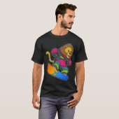 Löwe als Snowboarder mit Snowboard T-Shirt (Vorne ganz)