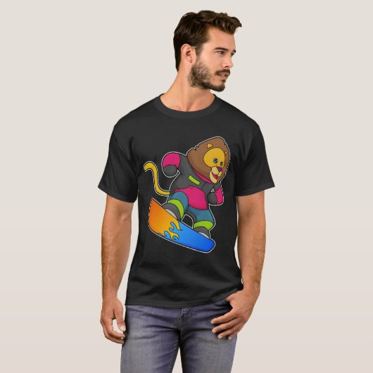 Löwe als Snowboarder mit Snowboard T-Shirt (Vorne ganz)