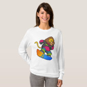 Löwe als Snowboarder mit Snowboard T-Shirt (Vorne ganz)