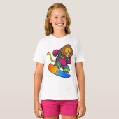 Löwe als Snowboarder mit Snowboard T-Shirt (Vorne ganz)