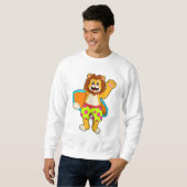 Löwe als Surfer mit Surfbrett Sweatshirt (Vorne ganz)