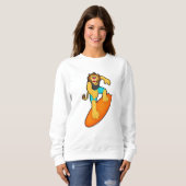 Löwe als Surfer mit Surfbrett Sweatshirt (Vorne ganz)