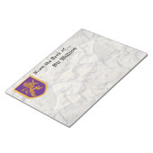 Löwe am Lila Schild Notizblock (angewinkelt)