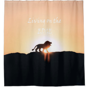 Löwe bei Sonnenuntergang Leben auf der EDGE Duschvorhang