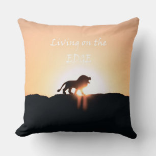 Löwe bei Sonnenuntergang Leben auf der EDGE Kissen