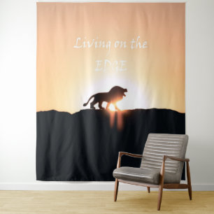 Löwe bei Sonnenuntergang Leben auf der EDGE Wandteppich