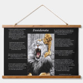 Löwe beißt seinem Elternteil den Hals Wandteppich Mit Holzrahmen (Vorne)