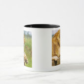 Löwe, der auf einem Felsen liegt Tasse (Zentrum)