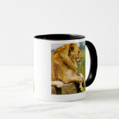 Löwe, der auf einem Felsen liegt Tasse (VorderseiteRechts)