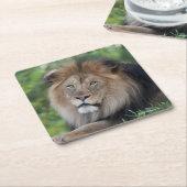Löwe, der in einem Wald Lounging ist Rechteckiger Pappuntersetzer (angewinkelt)