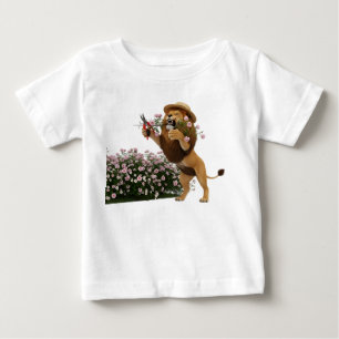 Löwe Gärtner schneidet rosa Rosenbusch 3D Illustra Baby T-shirt
