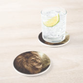 Löwe gegen stürmischen Himmel Getränkeuntersetzer (Seite)