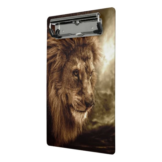 Löwe gegen stürmischen Himmel Mini Klemmbrett (Gewinkelt2)